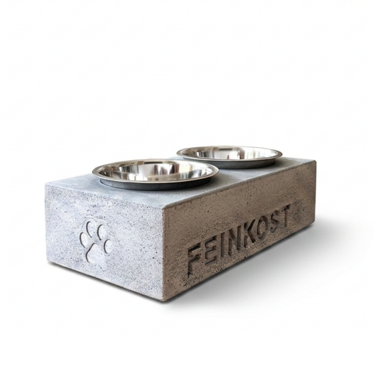 Hundenapf aus Beton von PAWTERY Design mit eingegossenem Namen, freigestellt auf weißem Hintergrund, mit zwei Edelstahlnäpfen