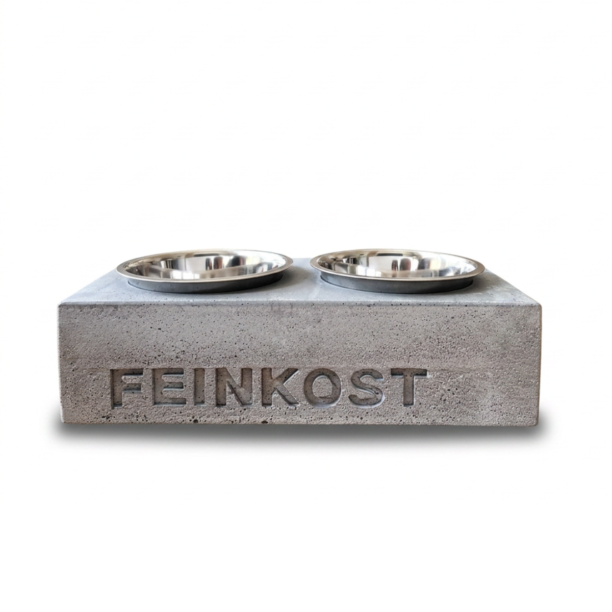 Napfhalter Cube Duo Smoke aus grauem Beton mit personalisiertem Namen, frontal auf weißem Hintergrund