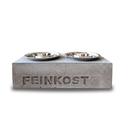 Napfhalter Cube Duo Smoke aus grauem Beton mit personalisiertem Namen, frontal auf weißem Hintergrund