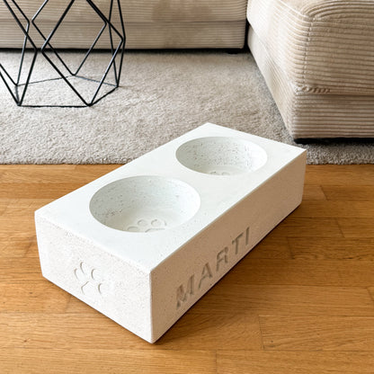 Napfhalter aus Beton ohne Edelstahlnäpfe, mit Pfoten-Prägung in der Aussparung und an der Seite